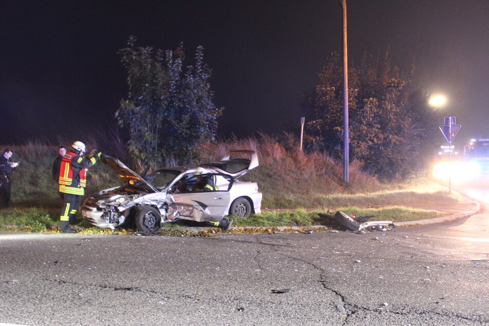 Der Mazda wurde bei dem Unfall massiv beschädigt und musste abgeschleppt werden.