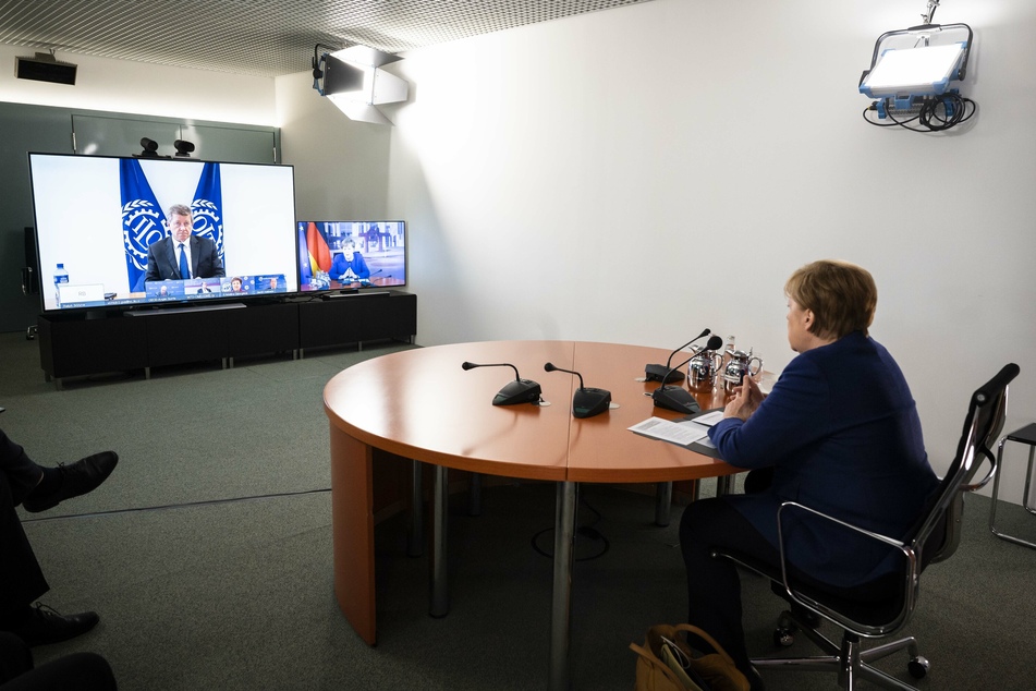 Bundeskanzlerin Angela Merkel nimmt an einer Videokonferenz mit den Vorsitzenden von internationaler Wirtschafts- und Finanzorganisationen ILO, IWF, OECD, Weltbank und WTO im Bundeskanzleramt teil. (auf dem Monitor ist Guy Ryder, Generaldirektor der Internationalen Arbeitsorganisation ILO zu sehen).
