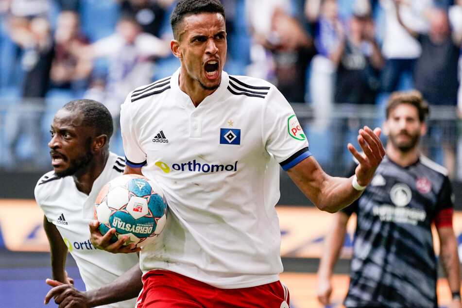Kopfballungeheuer Glatzel (M.) jubelt nach seinem zweiten Treffer zum verdienten 2:2 für den HSV. Anschließend drückte die Hausherren nochmal, doch es blieb beim Remis.