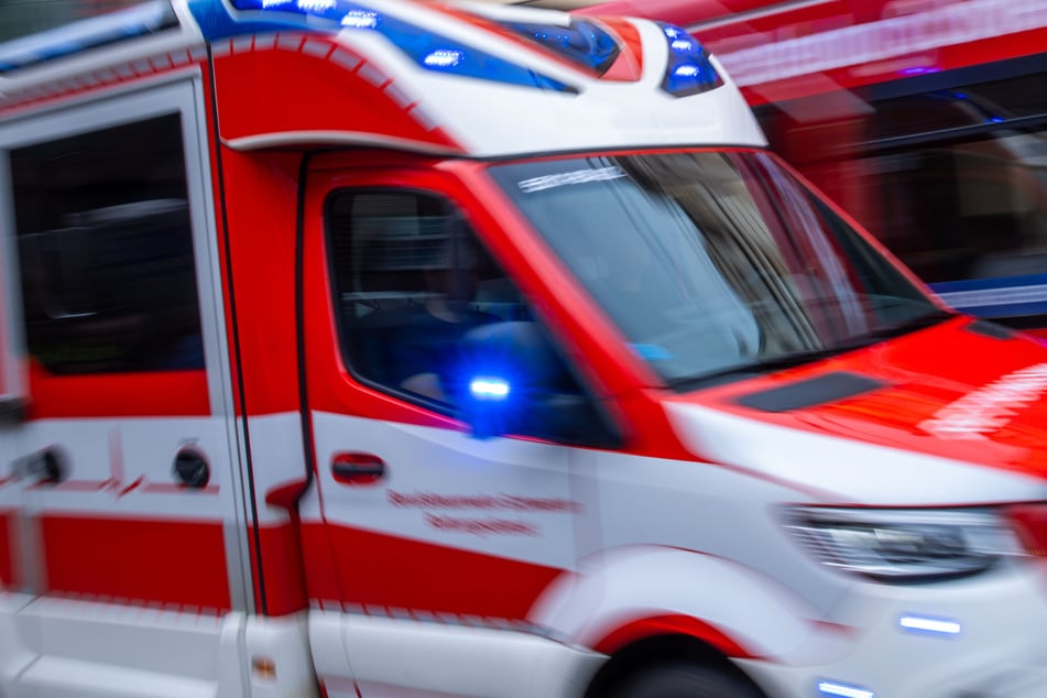 Der Fahrer des Kleintransporters wurde ins Krankenhaus gebracht, für seinen Beifahrer kam jede Hilfe zu spät. (Symbolbild)