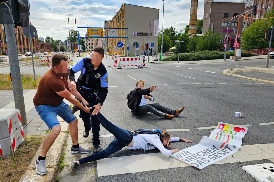 Kampfplatz Straße: Auf der Kreuzung Zwickauer Straße/Ulmenstraße wehrten sich am Freitag Autofahrer gegen Klima-Kleber.