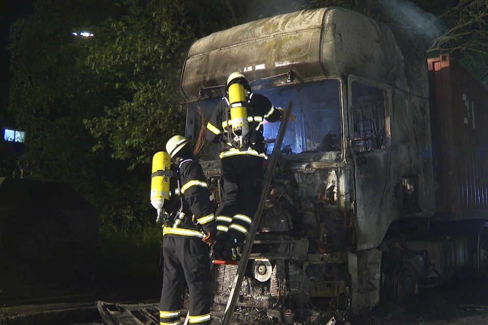 Hamburg: Lastwagen geht in Flammen aus, Fahrerhaus brennt komplett aus