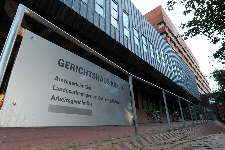 Ein Schild weist den Weg zum Gerichtsgebäude in Kiel. (Archivbild)