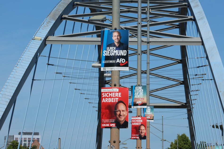 Für die Landtagswahl wurden erste Wahlplakate in Magdeburg aufgehängt.
