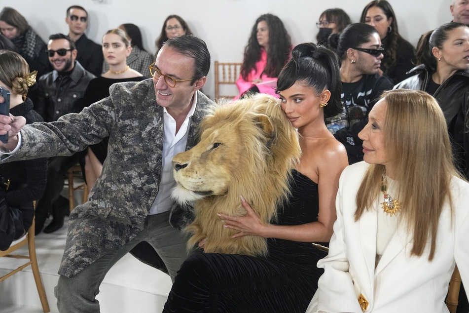 Als das Löwenkopf-Kleid auf dem Laufsteg präsentiert wurde, trug sie es bereits: Kylie Jenner (M.) auf der Haute-Couture-Show der Frühjahr-Sommer 2023 Kollektion von Schiaparelli.