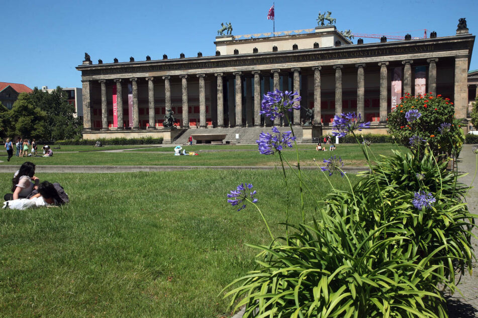 Mit Abstand zueinander genießen Menschen im Juni 2020 bei Temperaturen um 25 Grad Celsius im Lustgarten im Bezirk Mitte das Sommerwetter. In Berlin sind die Touristenzahlen eingebrochen, die Branche rechnet mit einem Aufwärtstrend in der zweiten Jahreshälfte.
