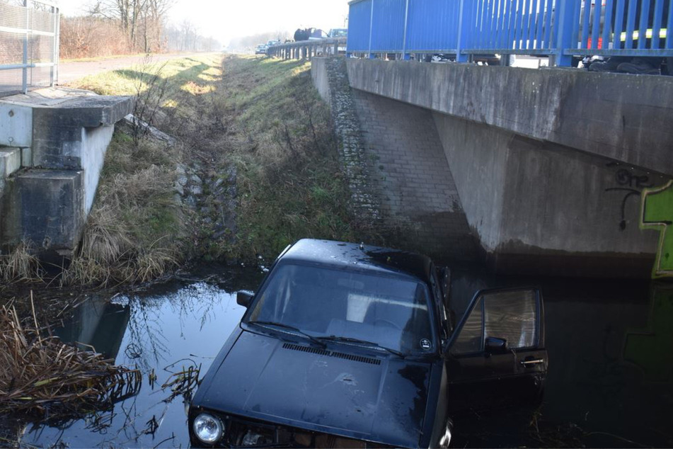 Der Wagen fuhr zunächst in einen Graben, ehe er in einem Bach zum Stehen kam.