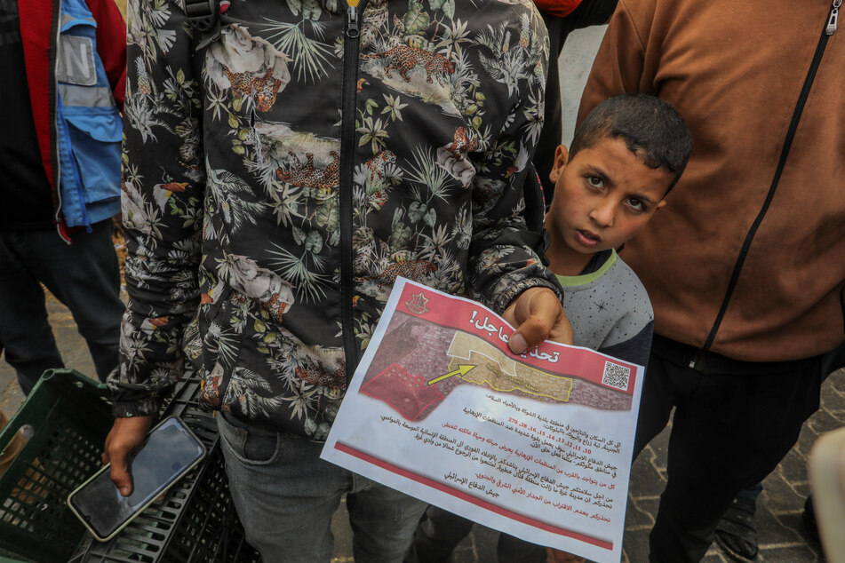 Flugblätter, die von israelischen Militärflugzeugen abgeworfen wurden, fordert die Armee die Bevölkerung auf, Rafah - und besonders den Osten der Stadt - zu evakuieren.