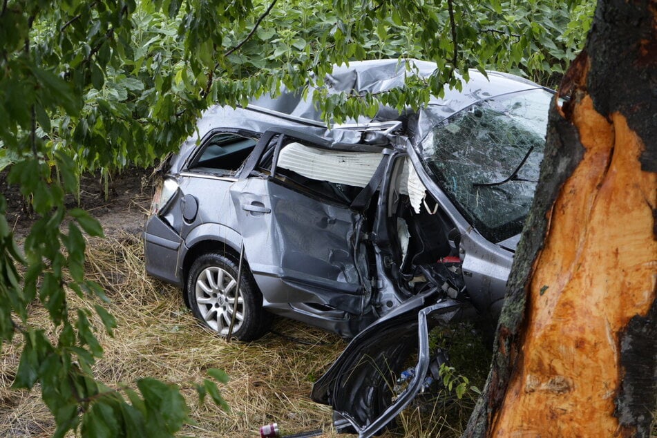 Auf der L135 im Landkreis Anhalt-Bitterfeld kam es am Samstag zu einem tödlichen Autounfall.