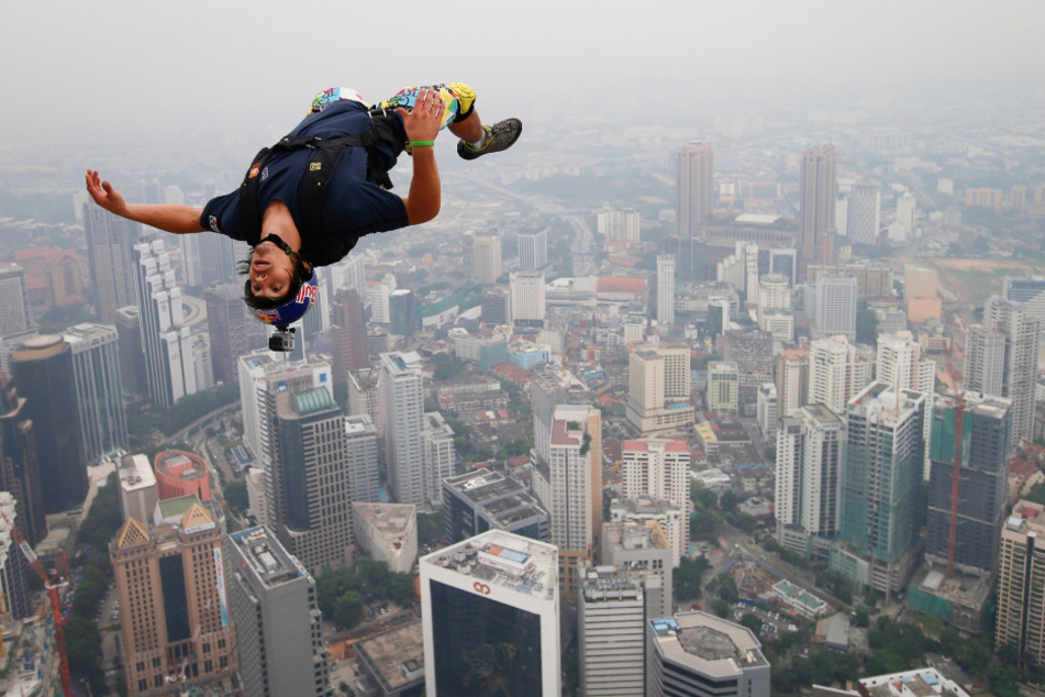 Der französische Basejumper Vince Reffet springt während des Internationalen Turmsprungs in Kuala Lumpur vom 300 Meter hohen Kuala Lumpur Tower.