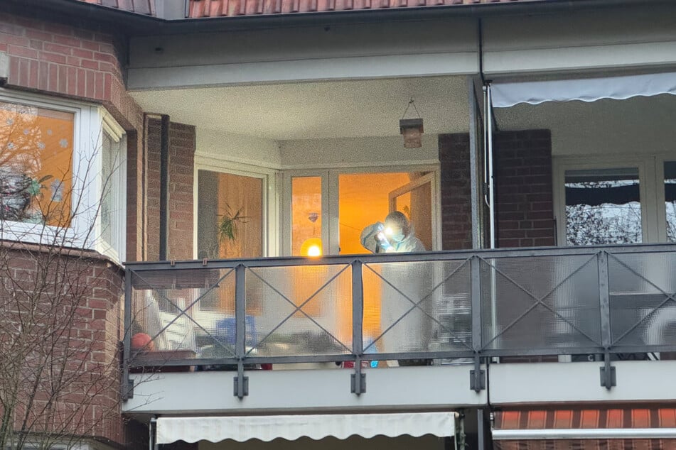 Die Einsatzkräfte sicherten noch am Morgen Spuren in der Wohnung.