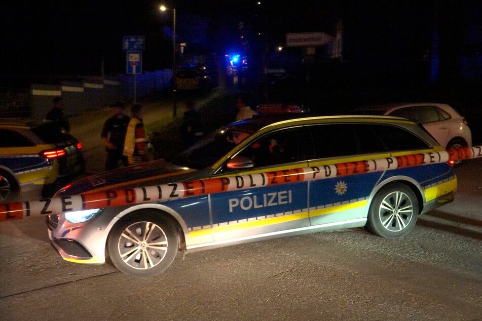 Ein 22 Jahre alter Autofahrer soll sich einer Polizeikontrolle entzogen haben - mit tödlichen Folgen.