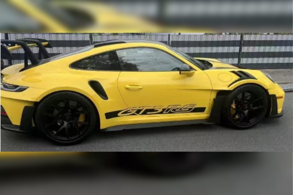 Dieser gelbe Porsche gehörte zum Diebesgut der Bande, er war Ende August aus einem Speditionslager im Stadtteil Hamburg-Waltershof gestohlen worden.