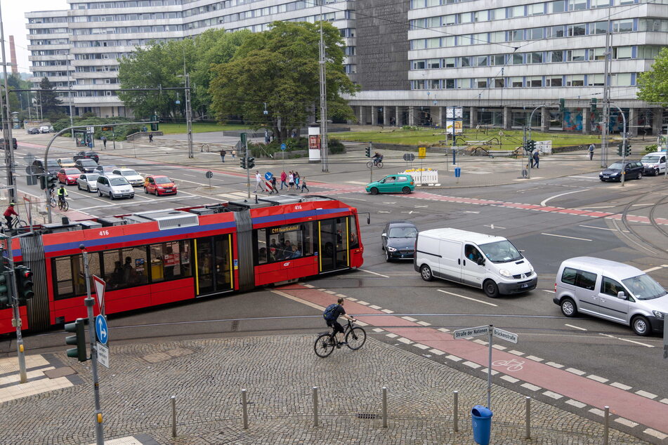 An der Kreuzung Straße der Nationen/Brückenstraße staut sich der Verkehr.