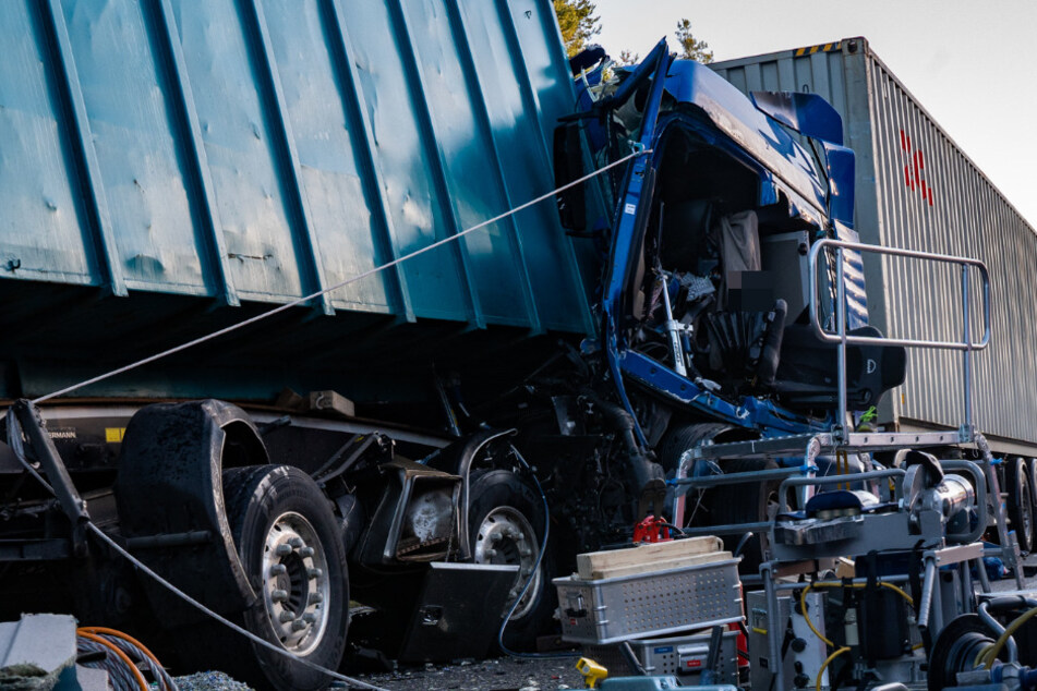 Unfall A3: Stau wegen Bremsfahrt durch Polizei: Heftiger Lkw-Unfall legt Autobahn komplett lahm