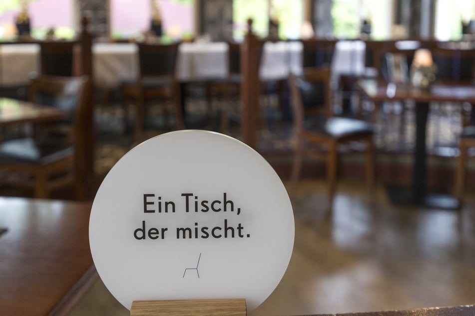 "Ein Tisch, der mischt" - dieser Aufsteller wirbt für den Misch-Tisch.