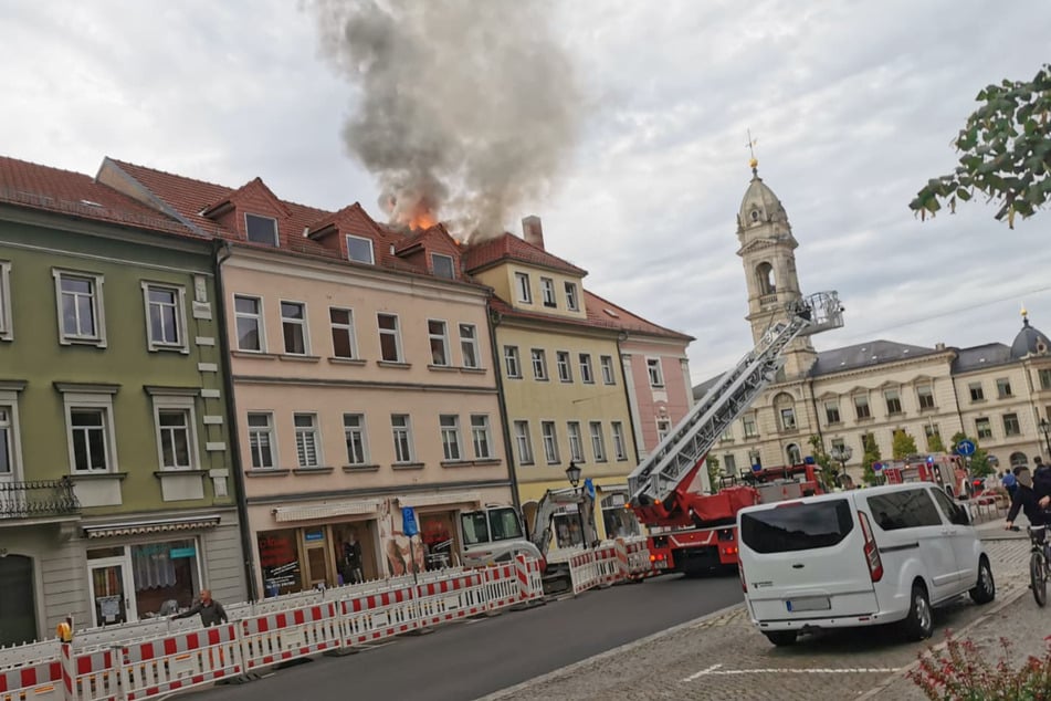 Flammen schlugen aus dem Dachstuhl. Die Feuerwehr rückte sofort aus.