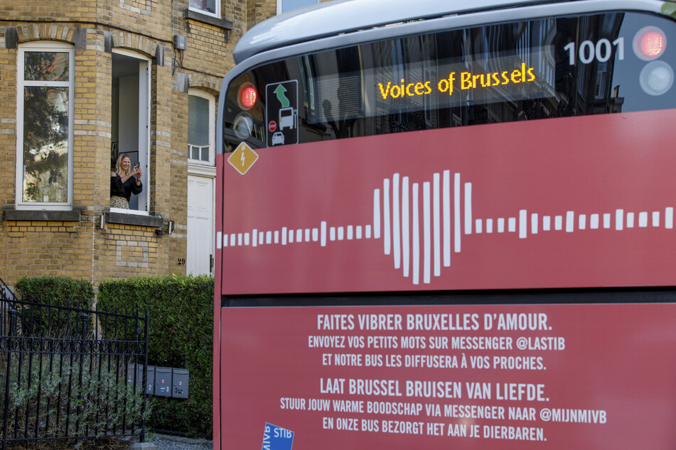 Die öffentliche Busgesellschaft STIB-MIVB hat die Menschen dazu aufgerufen, Sprachnachrichten einzusenden, die nun von einem speziellen Bus zugestellt werden, der in einer Schleife fährt, um alle Nachrichten miteinander zu verbinden und eine Spur des Glücks zu hinterlassen.