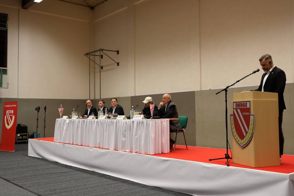 Präsident Sebastian Lemke (42, r.) verkündet den Mitgliedern am Podium, dass die Geschäftszahlen noch nicht fertig seien.