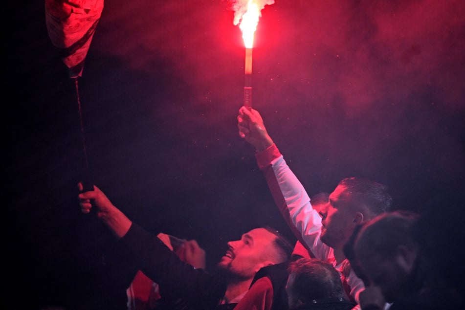 Im Kölner Fanblock zündete Podolski bei seinem Abschiedsspiel eine rote Leuchtrakete an.