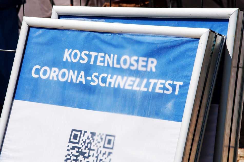 Schilder vor einem Testzentrum weisen auf kostenlose Schnelltests hin. In Linz wurde solch eine Einrichtung für einen Mann zum Verhängnis (Symbolbild).