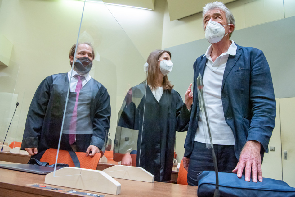 Pekny erzählt vor Gericht eine andere Geschichte. Neben ihm stehen seine Anwälte Florian Zenger und Eva Maria Krötz.