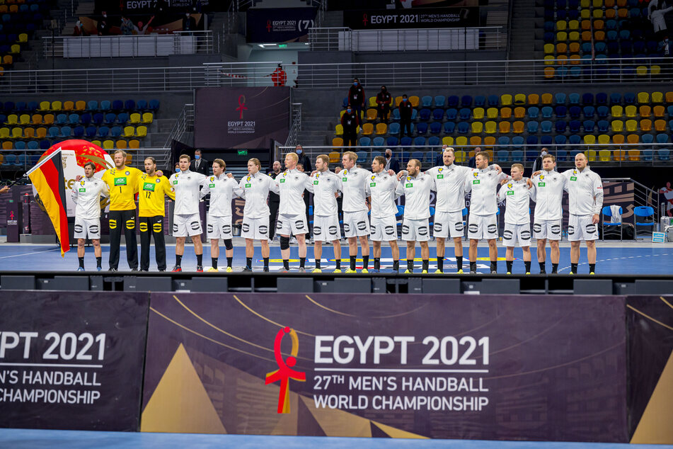 Deutschlands Nationalmannschaft steht vor Spielbeginn bei der Nationalhynme zusammen.