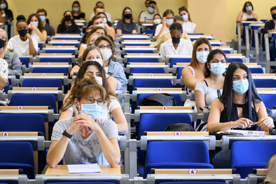 Studentinnen und Studenten tragen Mund-Nasen-Schutz während einer Vorlesung. Das wird auch nach der Sommerpause zum Alltag gehören.
