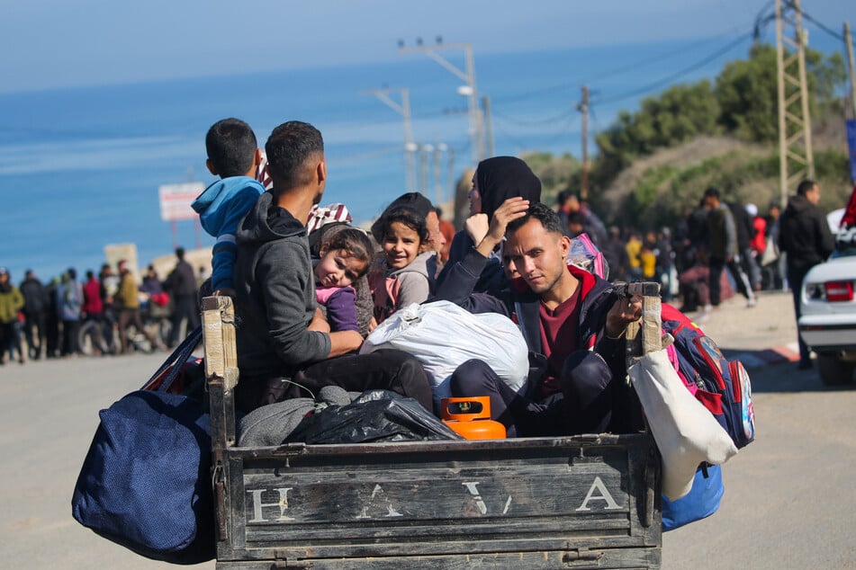 Palestinian police prevented hundreds of displaced people from reaching the Israeli-controlled passage to the north, where Israeli tanks and armored vehicles were blocking the road.