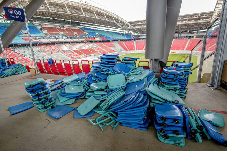 Aus den blauen Sitzschalen wurden die Banden eines Soccercourts gefertigt.