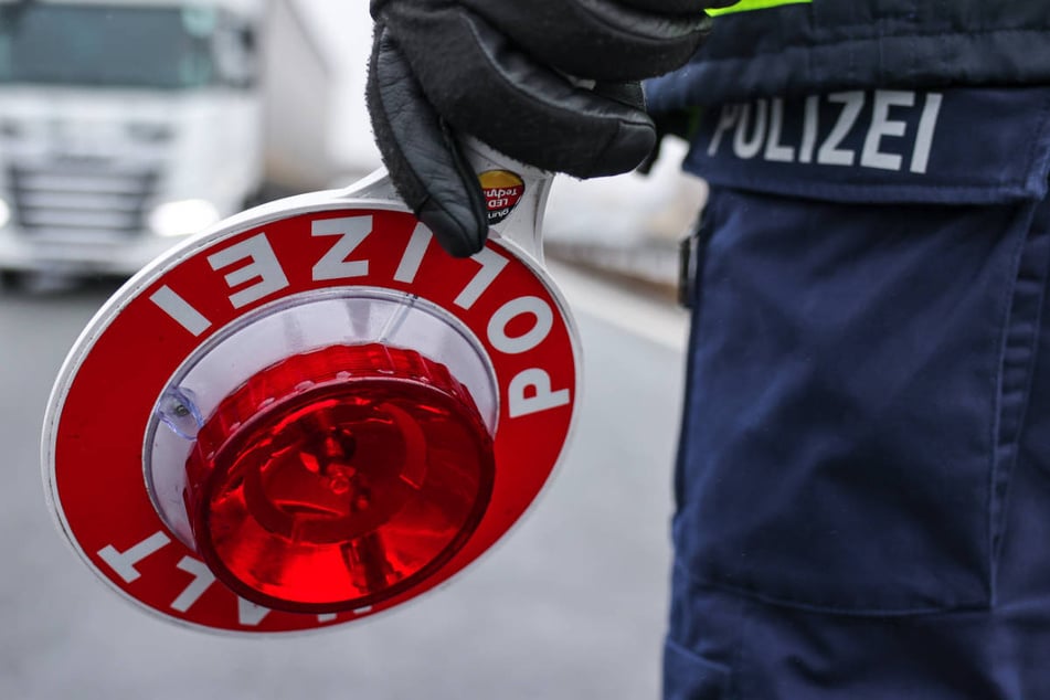 Die Autobahnpolizei hat den Reisebus an einem Rastplatz in Brandenburg einer Kontrolle unterzogen. (Symbolfoto)
