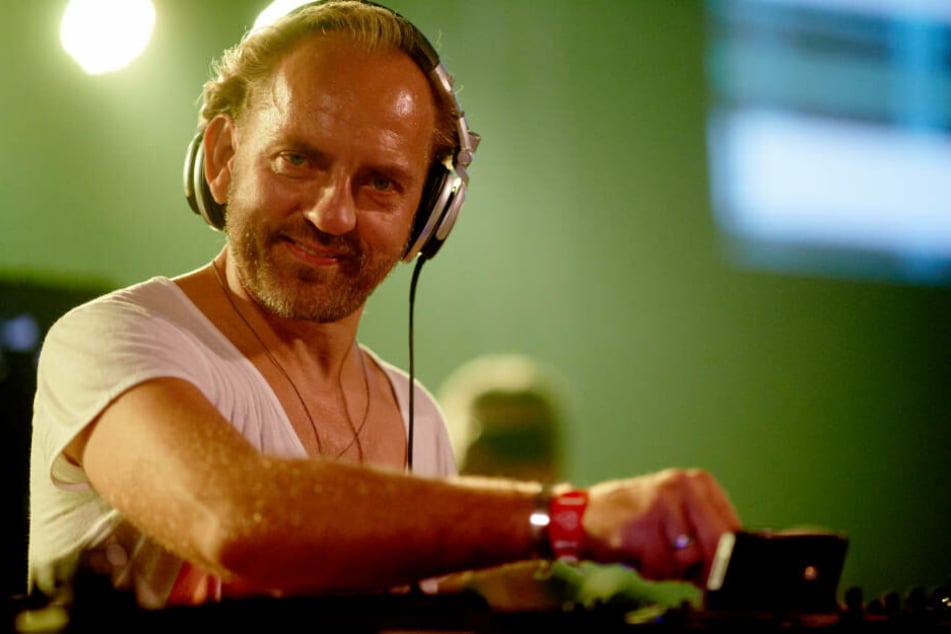 Sven Väth legt am 1. Mai 2012 in der Dortmunder Westfalenhalle bei der Techno-Veranstaltung "Mayday" auf.