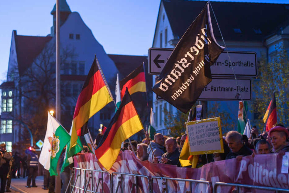 Die Demonstrationen fanden in Hörweite des Gesprächsrunde in der Hartmannstraße statt.