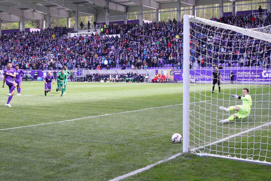 Dimitrij Nazarov trifft in der Nachspielzeit zum 3:2.