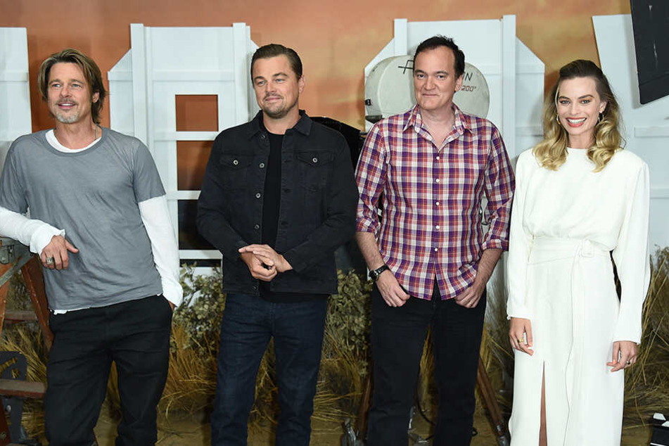 v.li.: Brad Pitt, Leonardo DiCaprio, Regisseur Quentin Tarantino und Margot Robbie beim Fotoshooting für den Film "Once Upon aTime in Hollywood".