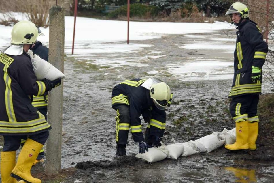 Feuerwehrleute leiteten den "Schmelzstrom" auf die Straße um.
