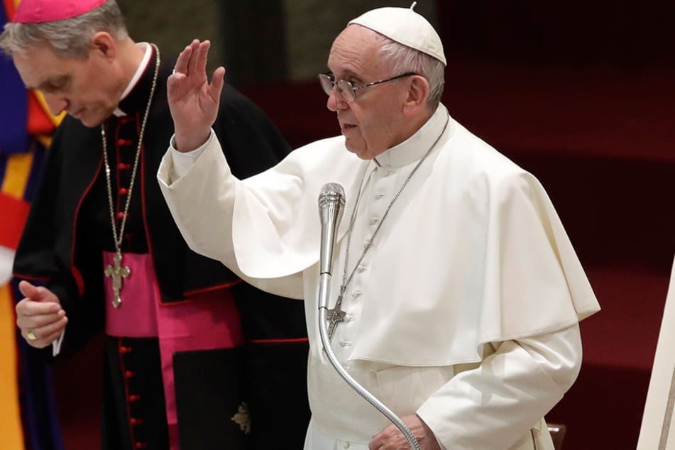 Papst Franziskus (r) und Erzbischof Georg Gänswein während einer Segnung anlässlich eines Treffens mit Spendern des Weihnachtsbaums und der Weihnachtskrippe für den Petersplatz.