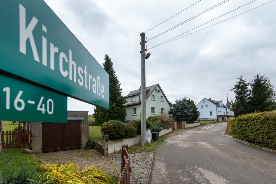 Die Kirchstraße im Limbacher Ortsteil Kändler: Hier attackierte ein 31-Jähriger die Polizei, nachdem er selbst einen Brand verursacht hatte.