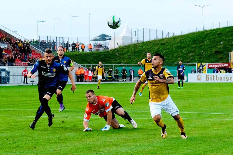 Chance für Sascha Horvath (r.) gegen TuS Koblenz im Pokalspiel 2017 in Zwickau.