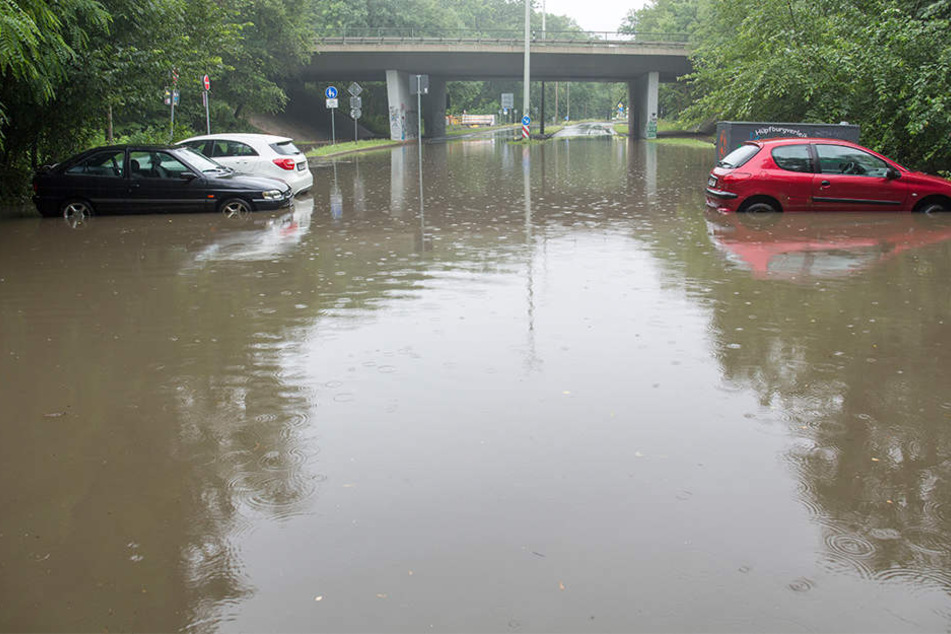 An der B2-Auffahrt auf Höhe Richard-Lehmann-Straße standen die Autos bis zu 50 Zentimeter tief im Wasser.