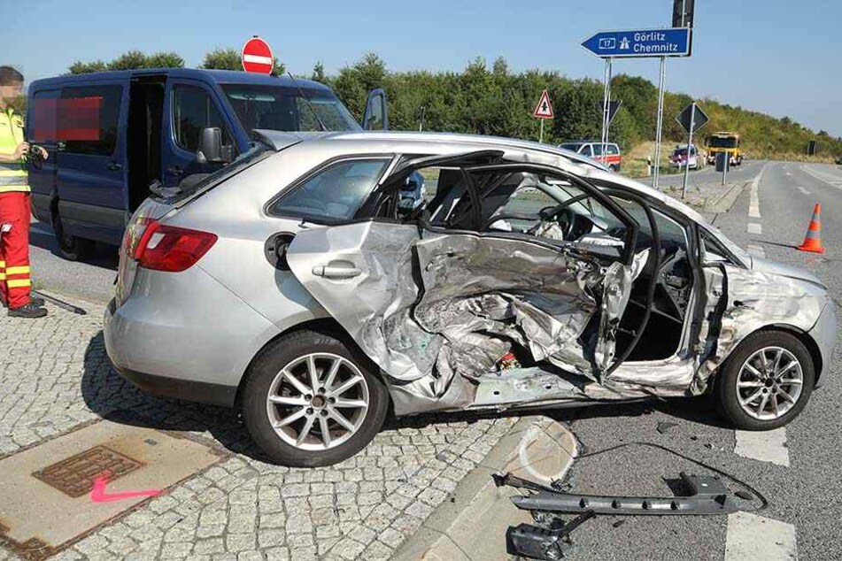 Der Seat Ibiza wurde durch den Aufprall auf der Beifahrerseite völlig zerstört.
