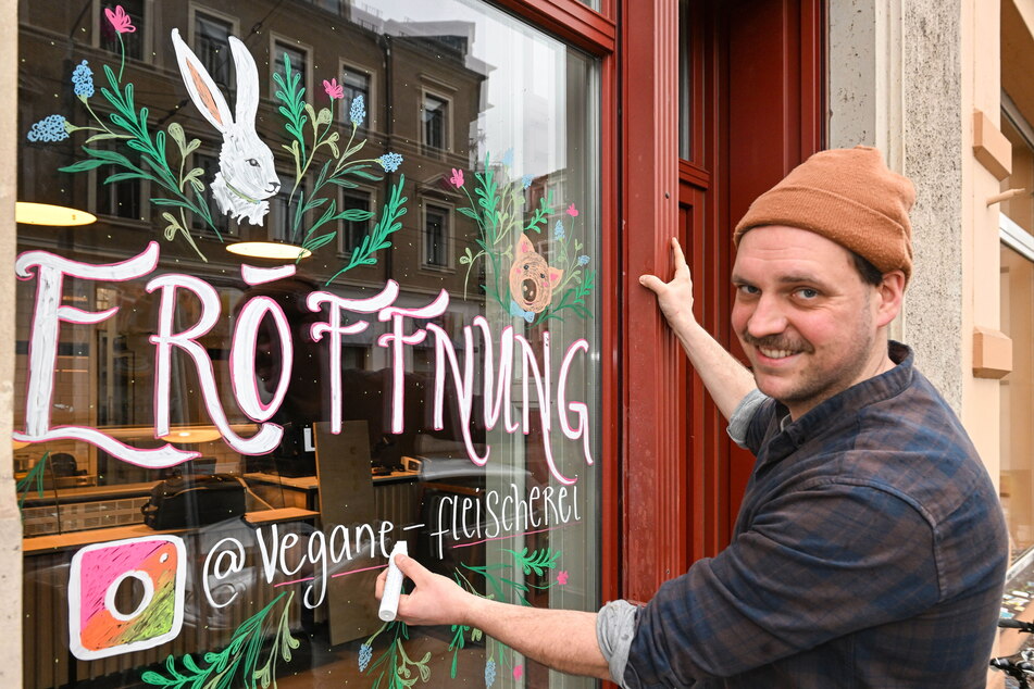 Andreas Henning (32) beschriftet das Schaufenster der veganen Fleischerei. Sie öffnet wochentags von 11.30 bis 18 Uhr und samstags von 11.30 bis 16 Uhr.