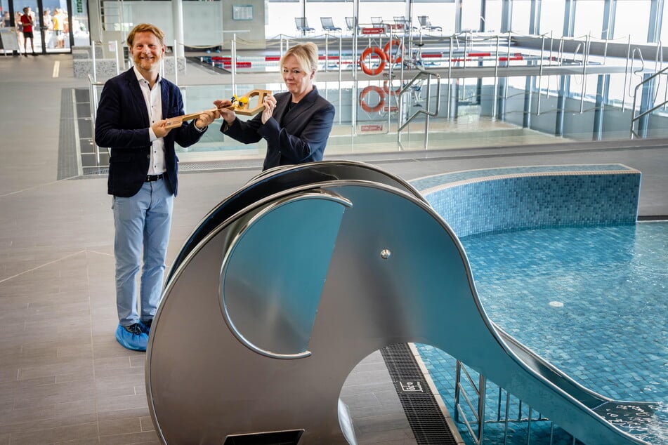 Trotz Verzögerungen konnten die Bürgermeister Michael Stötzer (52, Grüne) und Dagmar Ruscheinsky (65, parteilos) den Bernsdorfer Schwimmkomplex freigeben.