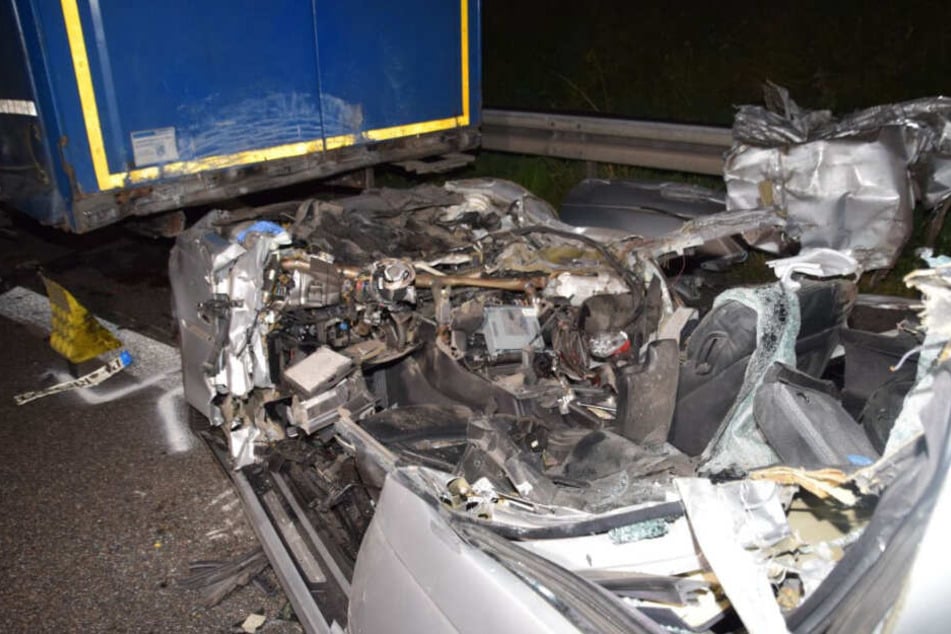 Der Fahrer dieses Wagens starb noch in der Nacht auf Samstag an der Unfallstelle.