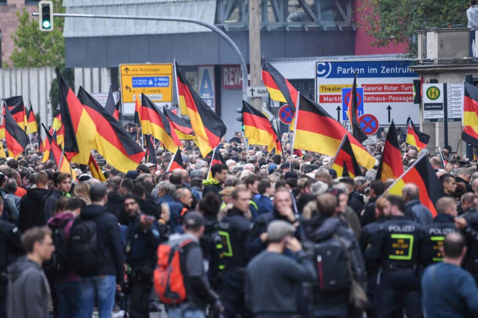 Bei den Demonstrationen in Chemnitz wurde auch der Hitlergruß gezeigt.