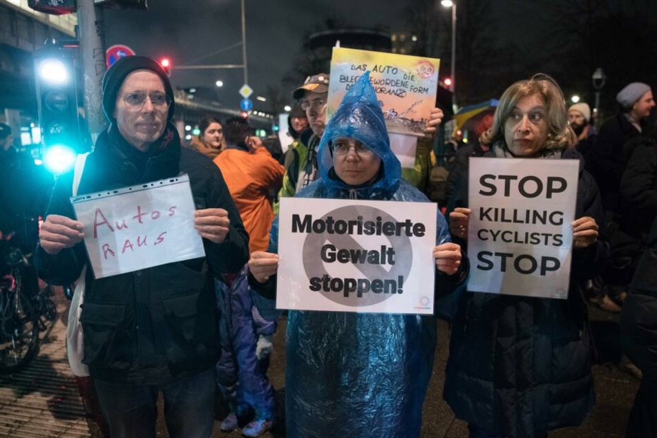 Nach dem Unfalltod einer Radfahrerin protestierten Berliner gegen "motorisierte Gewalt".