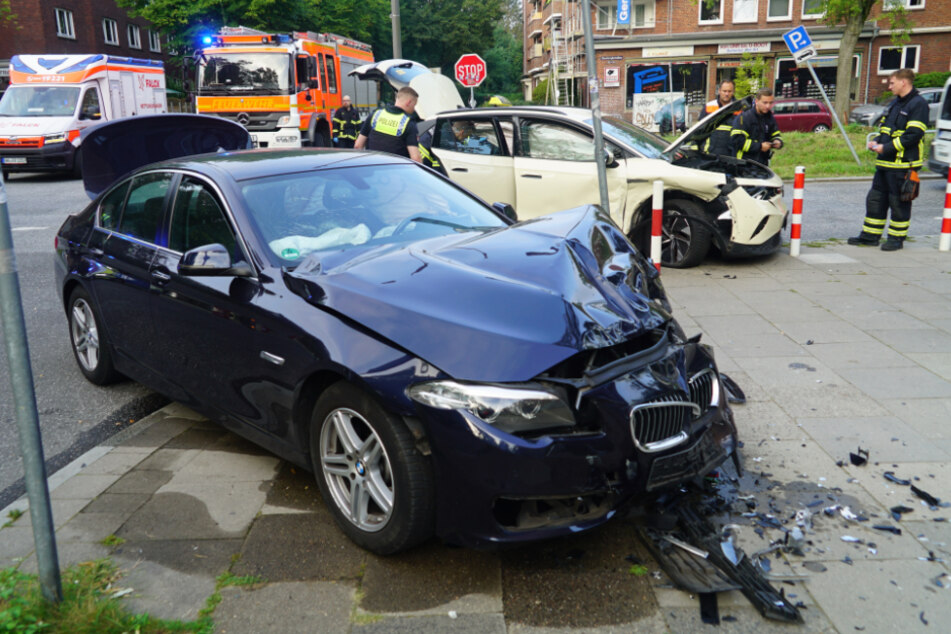 Bei einem Zusammenstoß zwischen einem Taxi und einem BMW sind am Freitagmorgen in Hamburg fünf Personen verletzt worden.