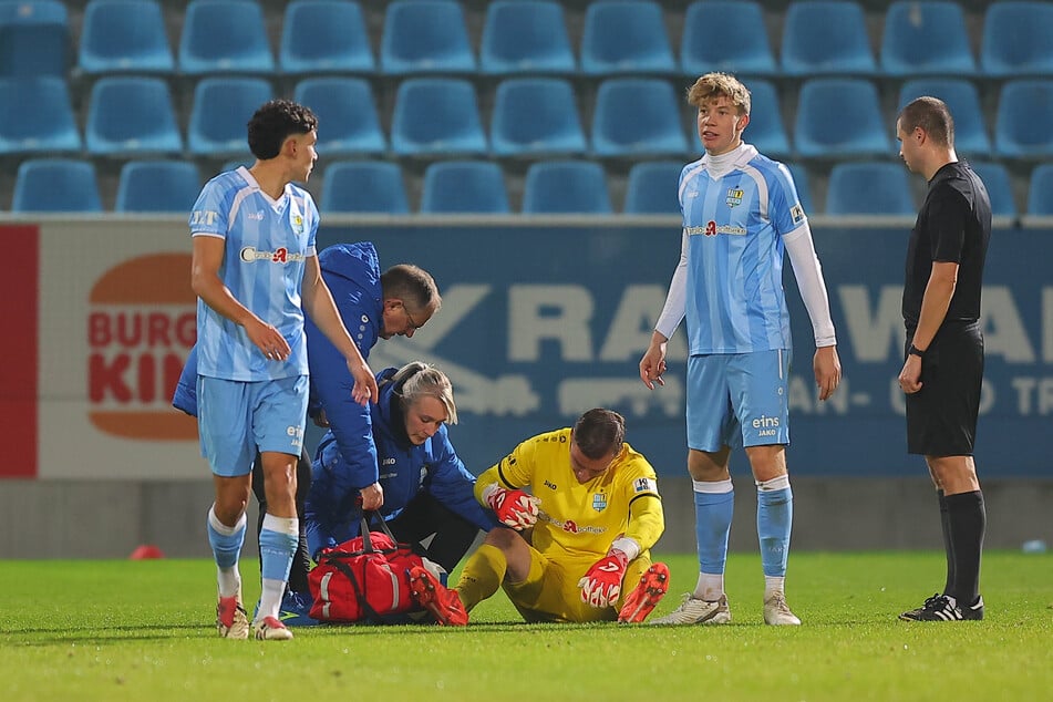 CFC-Torhüter Daniel Adamczyk (23, am Boden) klagte am Freitagabend über Schmerzen, musste verletzt vom Platz.