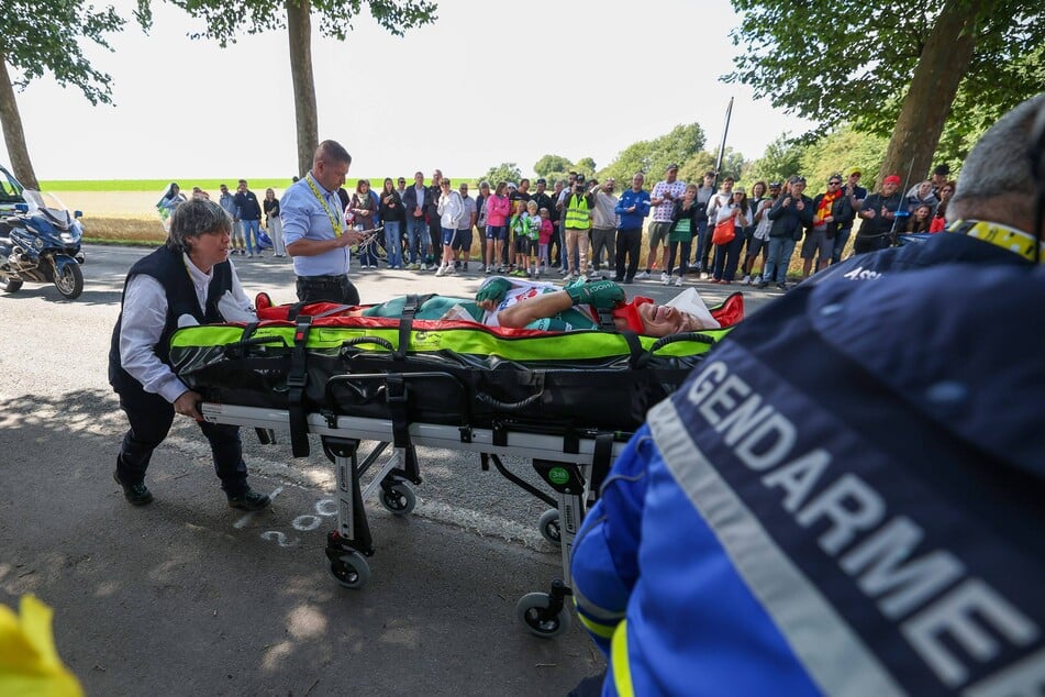 Nach schwerem Sturz: Jasper Philipsen (27) musste auf einer Trage ins Krankenhaus gebracht werden.