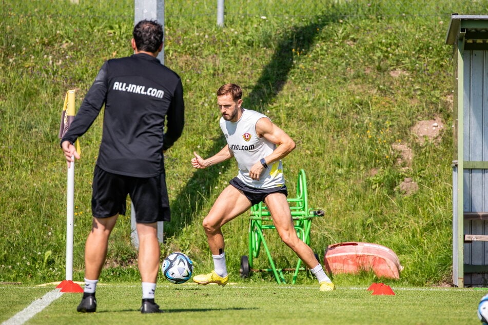 Lucas Cueto (27, r.) konnte im Trainingslager am Walchsee selten mit der Mannschaft trainieren. Er absolvierte seine Einheiten häufig mit Athletik- und Reha-Trainer José Portela (38).